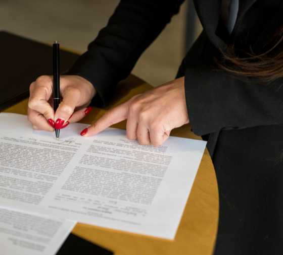 abogada firmando documentos