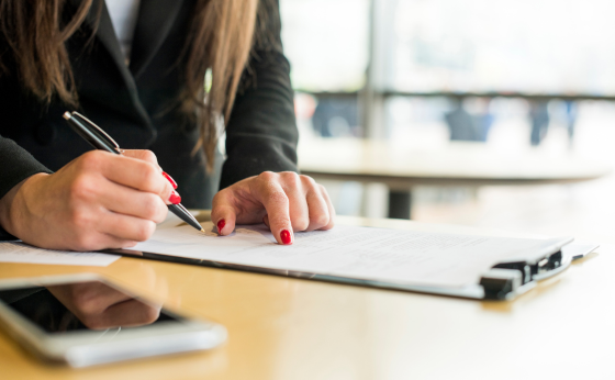 abogada firmando documentos