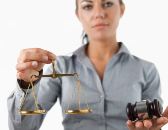 agobada con mazo y balanza