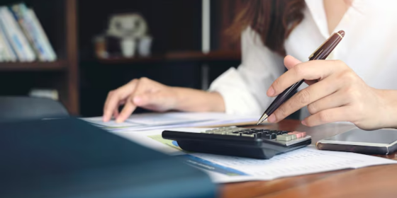 abogada firmando documentos