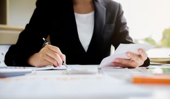 abogada firmando documentos
