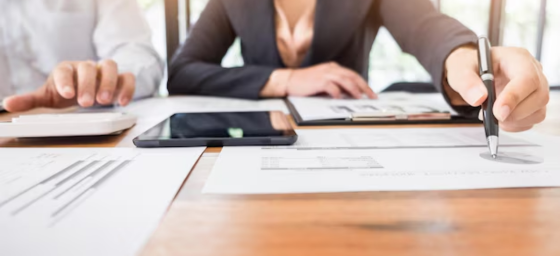 abogada firmando documentos