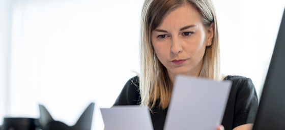 abogada revisando documentos