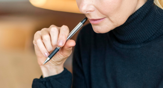 abogada revisando documentos